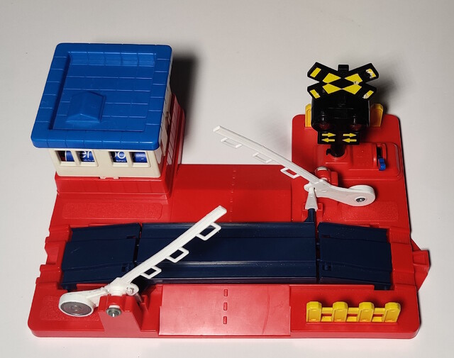 accessory railroad_crossing tomy tomytrain // 1956x1544 // 782KB
