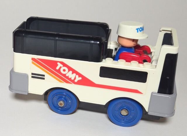 1990 bus car doll tomy tomytrain toy // 2235x1630 // 736KB
