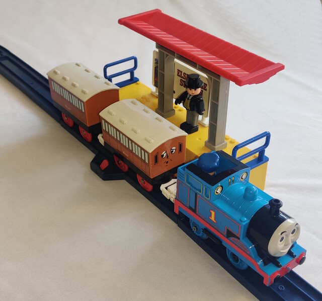 1996 annie clarabel doll passenger_car power_car rail sir_topham_hatt station thomas thomas_the_tank_engine tomy tomytrain toy train tt_thomas_percy_adventure_set uk // 1883x1760 // 850KB