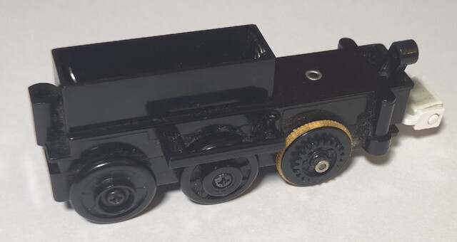 battery_compartment chassis james power_car thomas_the_tank_engine tomy tomytrain toy train // 3202x1700 // 1.0MB