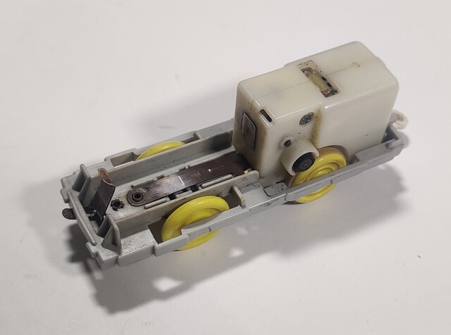 battery_compartment blue_train chassis ef65 gearbox old_power p_blue_train plarail tomy toy train // 1886x1403 // 375KB
