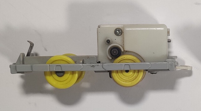 battery_compartment blue_train chassis ef65 gearbox old_power p_blue_train plarail tomy toy train // 1300x720 // 145KB