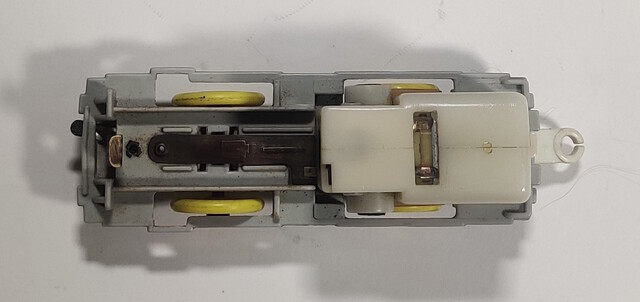 battery_compartment blue_train chassis ef65 gearbox old_power p_blue_train plarail tomy toy train // 1428x673 // 157KB