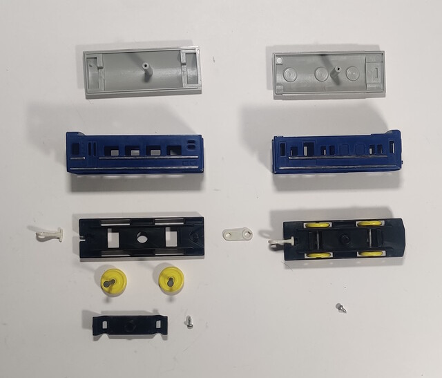 blue_train disassembly p_blue_train passenger_car plarail tomy toy train // 1817x1552 // 268KB