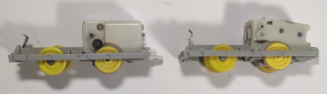 battery_compartment blue_train chassis gearbox new_power old_power p_blue_train plarail tomy toy train // 2497x720 // 275KB
