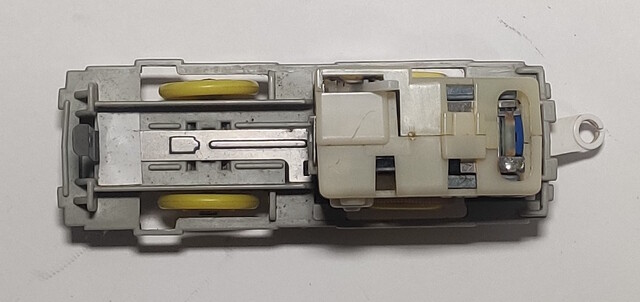 1998 battery_compartment blue_train chassis ef65 gearbox new_power p_blue_train plarail tomy toy train // 1077x508 // 108KB