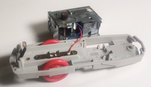 battery_compartment chassis ef58 gearbox japan old_power plarail power_car tomy toy train // 2033x1171 // 722KB
