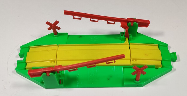 accessory germany junior_express railroad_crossing stelco toy // 2455x1266 // 469KB