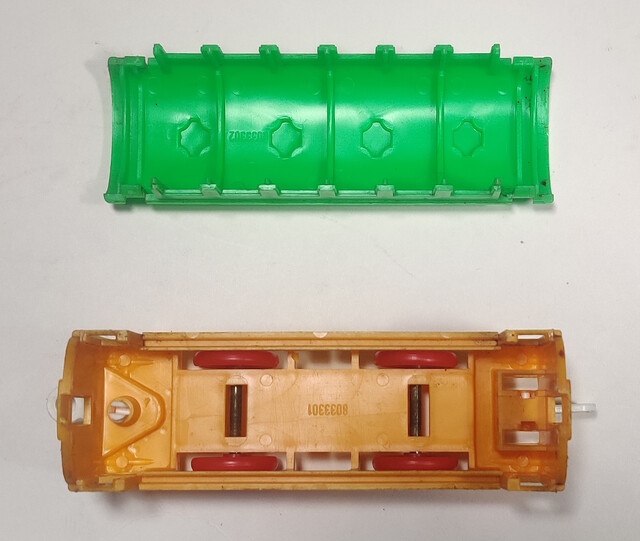disassembly germany junior_express passenger_car stelco toy train // 1684x1424 // 404KB
