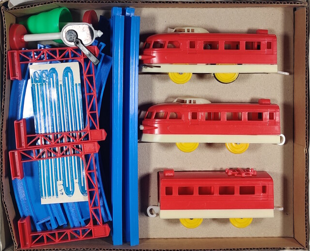 1975 accessory box_contents north_america rail straco straco_my_first_train_set toy train // 2010x1627 // 779KB