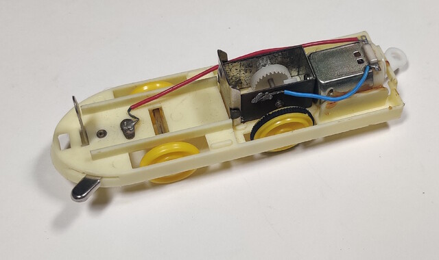 1975 battery_compartment chassis gearbox north_america power_car straco straco_my_first_train_set toy train // 2042x1211 // 394KB