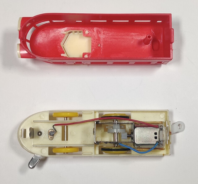1975 battery_compartment chassis gearbox north_america power_car straco straco_my_first_train_set toy train // 1648x1526 // 441KB