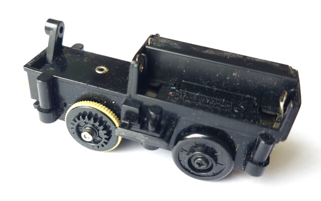 1995 battery_compartment chassis date_code europe power_car production_sticker tomy tomytrain toy train tt_le_shuttle // 3959x2487 // 1.3MB
