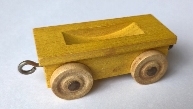 lincoln_logs playskool tot_railroad toy train // 4700x2675 // 3.2MB
