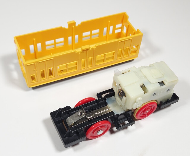 103_series 2000 battery_compartment gearbox japan p_everybodys_choice_revival_trio plarail power_car tomy toy train // 2614x2158 // 1.0MB