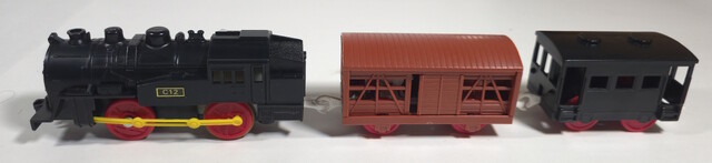2001 brakevan c12 cattle_van europe power_car tomica_world tomy toy train tw_steam_train_set // 7737x1778 // 2.3MB