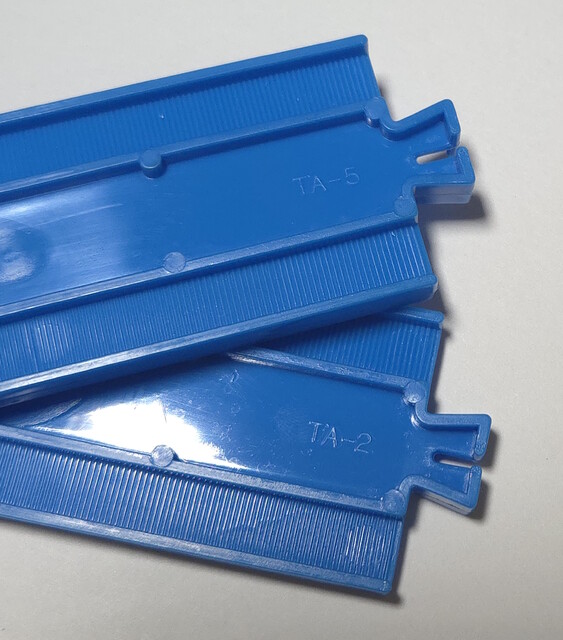 2000 half_straight_rail north_america rail tomy tomy_preschool_train_set tooling_mark toy // 2297x2612 // 1.8MB