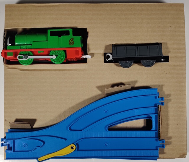1997 bor_percy_accessory_set box box_contents log_car north_america packaging percy power_car rail singledouble_point_rail thomas_battery_operated_railway thomas_the_tank_engine tomy toy train // 1968x1686 // 960KB