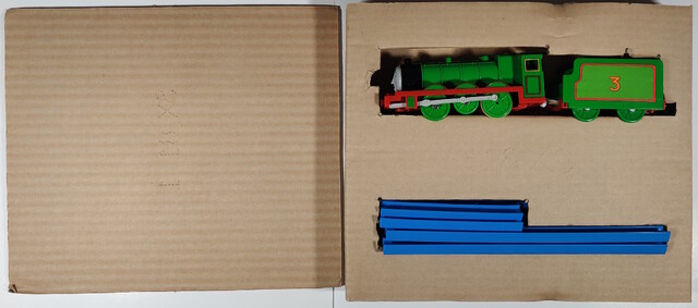 1997 bor_henry_accessory_set box box_contents half_straight_rail henry north_america packaging power_car rail straight_rail thomas_battery_operated_railway thomas_the_tank_engine tomy toy train // 3506x1553 // 1.3MB