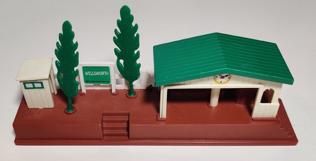 1997 accessory bor_standard_set north_america station thomas_battery_operated_railway thomas_the_tank_engine tomy tooling_mark toy wellsworth_station // 2696x1377 // 902KB