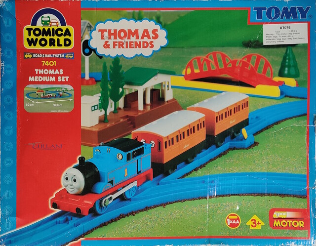 2001 box europe front packaging thomas thomas_the_tank_engine tomica_world tomy tw_thomas_medium_set wellsworth_station // 2201x1714 // 1.4MB