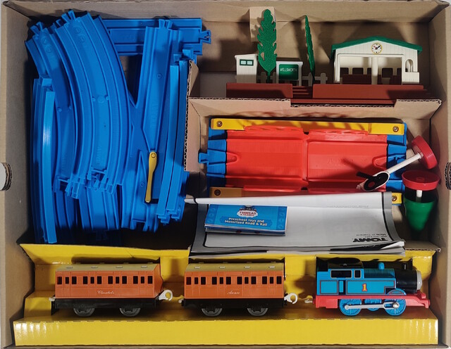 2004 accessory annie box box_contents clarabel motor_road_&_rail mrr_thomas_station_set north_america packaging passenger_car power_car rail thomas thomas_the_tank_engine tomy toy train wellsworth_station // 2217x1717 // 1.1MB