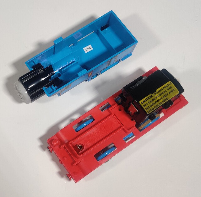 2004 battery_compartment date_code gearbox motor_road_&_rail mrr_thomas_station_set north_america power_car production_sticker sticker thomas thomas_the_tank_engine tomy toy train // 1757x1724 // 727KB