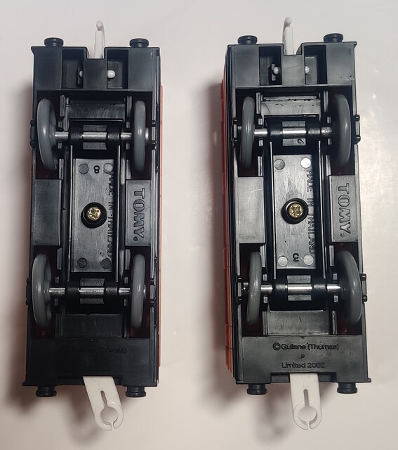 2005 annie chassis clarabel motor_road_&_rail north_america passenger_car thomas_the_tank_engine tomy tooling_mark toy train // 1460x1647 // 585KB
