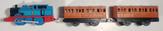 2005 annie clarabel motor_road_&_rail north_america passenger_car power_car thomas thomas_the_tank_engine tomy toy train // 3340x647 // 605KB