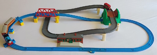 1998 annie bridge bulgy clarabel ffarquhar_station passenger_car power_car rail road set station thomas thomas_the_tank_engine toy train tunnel tw_thomas_big_set // 1271x451 // 218KB