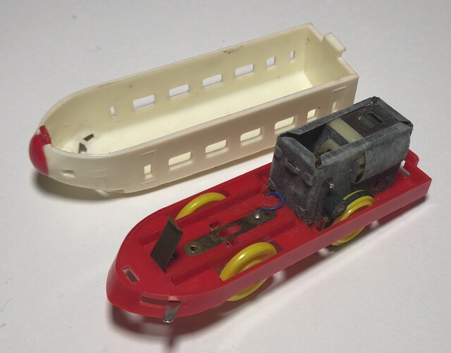 0_series_shinkansen 1971 battery_compartment chassis gearbox japan p_super_express_hikari_(1970) p_super_express_hikari_no1_(1970) plarail power_car tomy toy train // 3283x2574 // 1.7MB