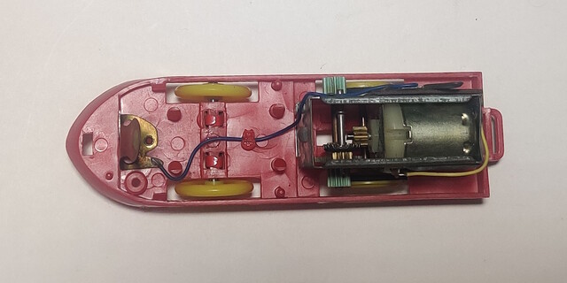 0_series_shinkansen 1968 battery_compartment chassis gearbox japan p_super_express_hikari_(1966) p_super_express_hikari_no1_(1968) plarail power_car tomy toy train // 1518x760 // 314KB