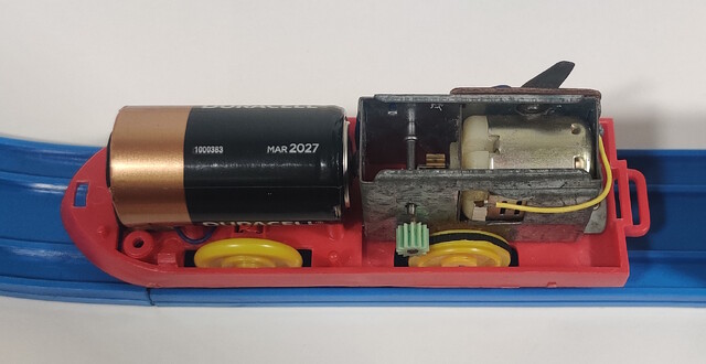 0_series_shinkansen 1968 battery battery_compartment chassis gearbox japan p_super_express_hikari_(1966) p_super_express_hikari_no1_(1968) plarail power_car tomy toy train // 2045x1054 // 589KB