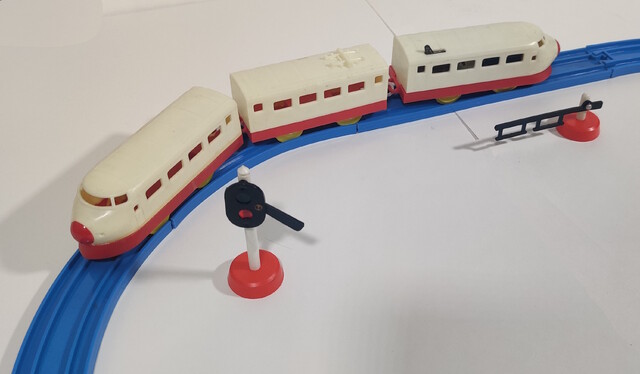0_series_shinkansen 1968 accessory japan p_super_express_hikari_(1966) p_super_express_hikari_no1_(1968) plarail power_car rail tomy toy train // 2766x1617 // 1.0MB