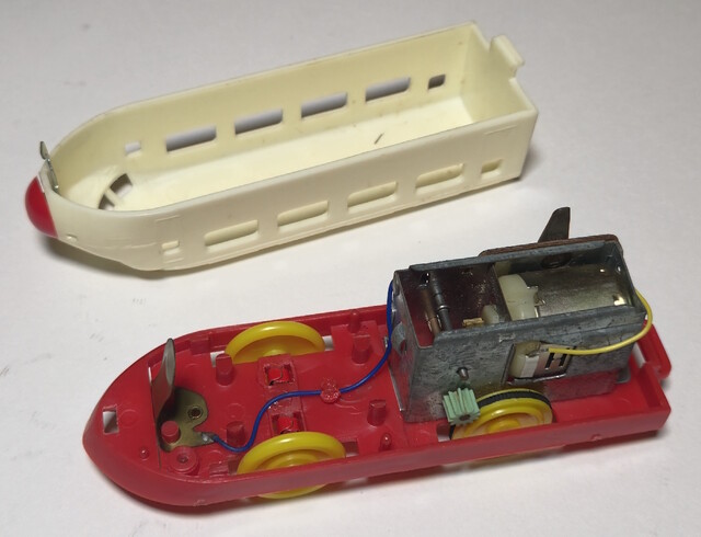 0_series_shinkansen battery_compartment chassis gearbox japan old_power p_super_express_hikari_(1967) plarail power_car tomy toy train // 3606x2760 // 1.8MB