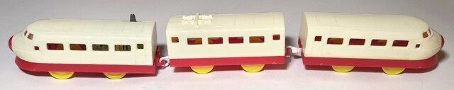 0_series_shinkansen japan old_power p_super_express_hikari_(1967) plarail power_car tomy toy train // 5008x995 // 946KB