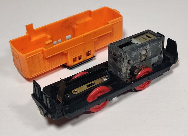1976 battery_compartment chassis dd51 gearbox japan old_power plarail power_car tomy toy train // 1810x1306 // 525KB