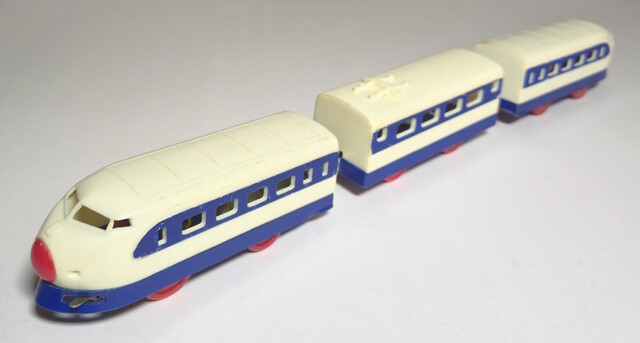 0_series_shinkansen 1975 japan old_power p_super_express_hikari_(1972) plarail power_car tomy toy train // 5848x3130 // 2.7MB