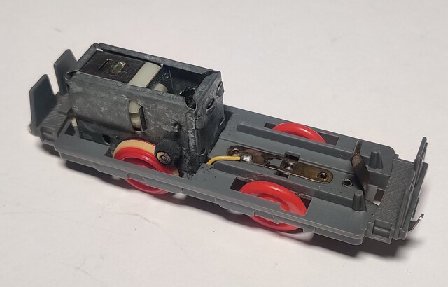 1973 battery_compartment chassis dd51 gearbox old_power power_car tomy // 1914x1225 // 389KB