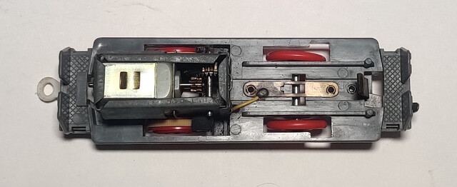 1973 battery_compartment chassis dd51 gearbox old_power power_car tomy // 1452x595 // 190KB