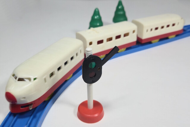 0_series_shinkansen 1971 japan old_power p_super_express_hikari_(1970) p_super_express_hikari_no1_(1970) plarail power_car rail set signal tomy toy train tree // 6058x4029 // 4.5MB