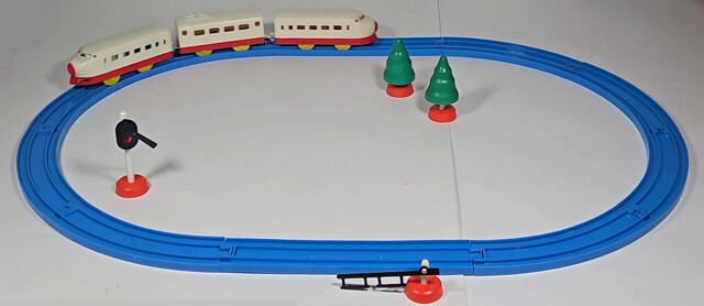 0_series_shinkansen 1971 japan old_power p_super_express_hikari_(1970) p_super_express_hikari_no1_(1970) plarail power_car rail railroad_crossing set signal tomy toy train tree video // 1452x632, 6.4s // 939KB