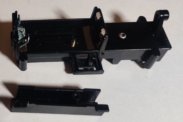 1993 battery_compartment disassembly tomy tomytrain toy // 2020x1345 // 909KB