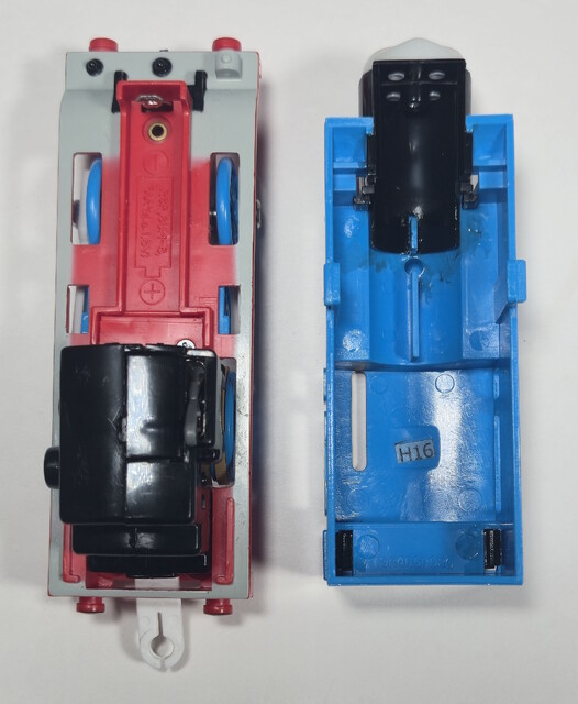 2016 battery_compartment japan plarail thomas thomas_and_bertie_rainbow_bridge_set thomas_the_tank_engine tomy toy train // 2746x3343 // 2.3MB