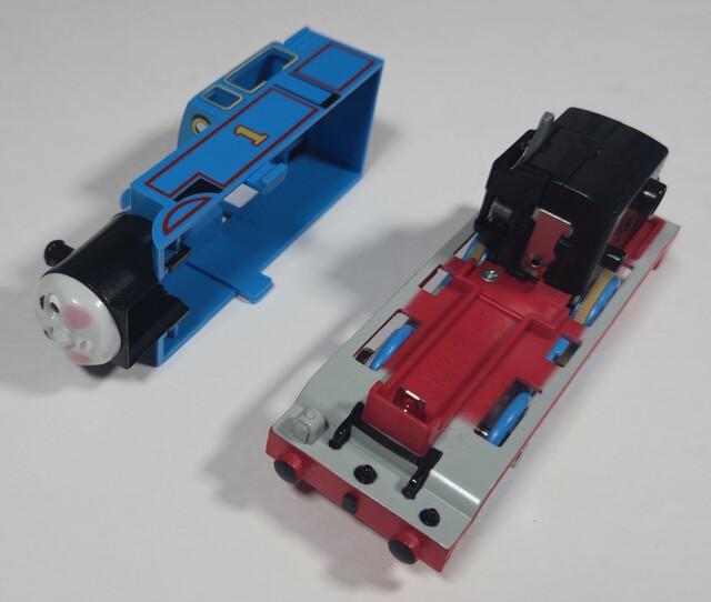 2016 battery_compartment japan plarail thomas thomas_and_bertie_rainbow_bridge_set thomas_the_tank_engine tomy toy train // 4245x3598 // 2.8MB
