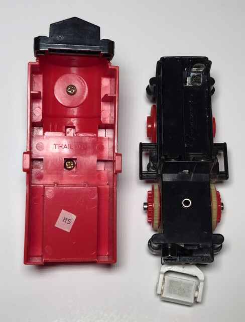 1995 north_america tomy tomytrain toy train tunnel_sound_train_set // 2468x3240 // 1.9MB