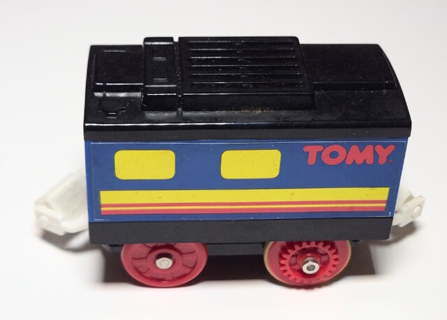 1995 chuffing_car north_america tomy tomytrain toy train tunnel_sound_train_set // 2908x2084 // 1.2MB