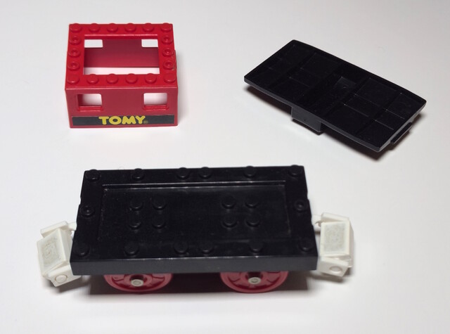 1995 disassembly north_america tomy tomytrain toy train tunnel_sound_train_set // 4033x2994 // 1.9MB