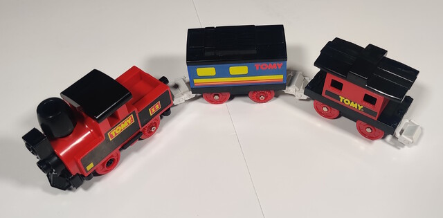 1993 chuffing_car north_america tomy tomytrain toy train tunnel_sound_train_set // 2994x1475 // 622KB