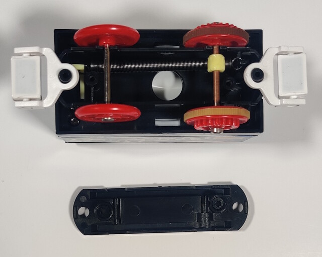 1993 chuffing_car disassembly north_america tomy tomytrain toy tunnel_sound_train_set // 1758x1403 // 596KB